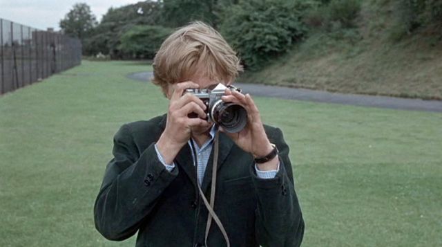 Aquí podemos observar a Hemmings con una Nikon Serie F en el parque con lo que parece ser una lente de 50mm.