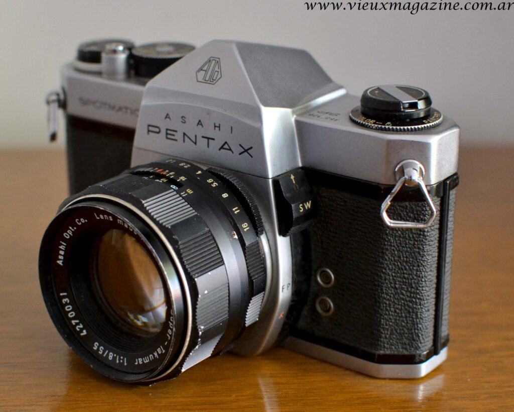 En esta vista lateral se destaca el comando que enciende el sensor de luz (sw).