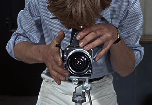 En esta imagen vemos la Hasselblad réflex de medio formato (6×6) en una configuración típica de un estudio de la época.