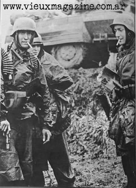 Soldado alemán con pistola browning hp35.