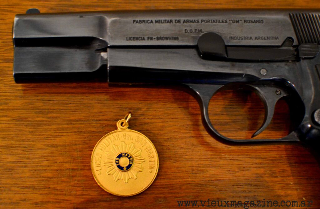 Aqui podemos ver las inscripciones de la FM hi-power fabricada bajo licencia por la D.G.F.M. ( Dirección General de Fabricaciones Militares )en la planta Domingo Matheu.