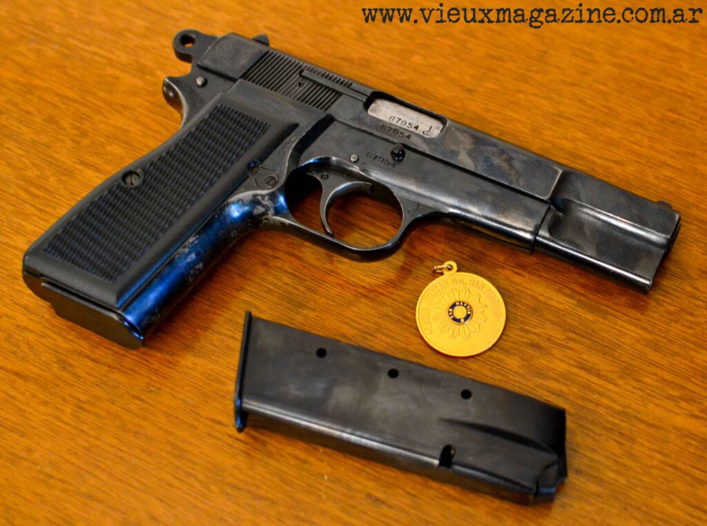 Aquí la vemos con un cargador extra y mi medallita de egresado del Liceo Militar General San Martin