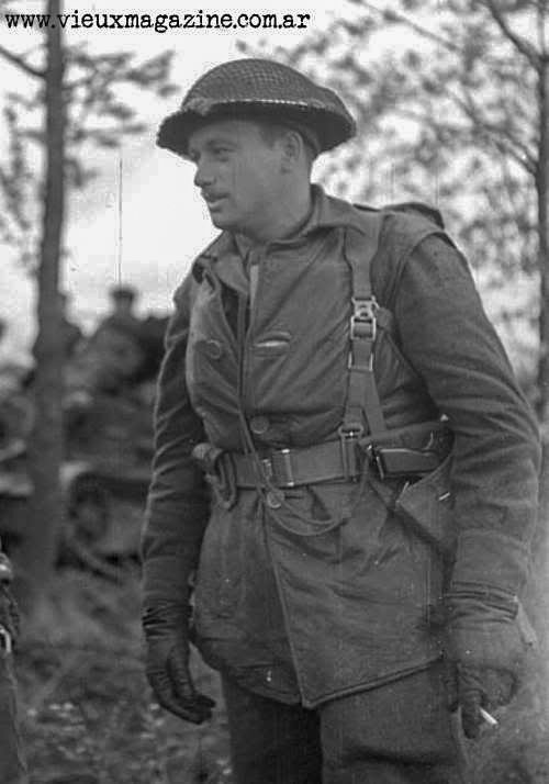 Soldado ingles, podemos ver asomar una hp35 en su pistolera.