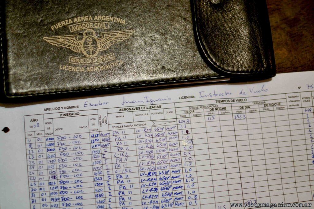 Un poco desprolijo mi libro de vuelo en el 2008 donde esta mi vuelo de adaptación y primeros vuelos dando instrucción en el LV-RYM, el PA-11 de Delta Charlie.