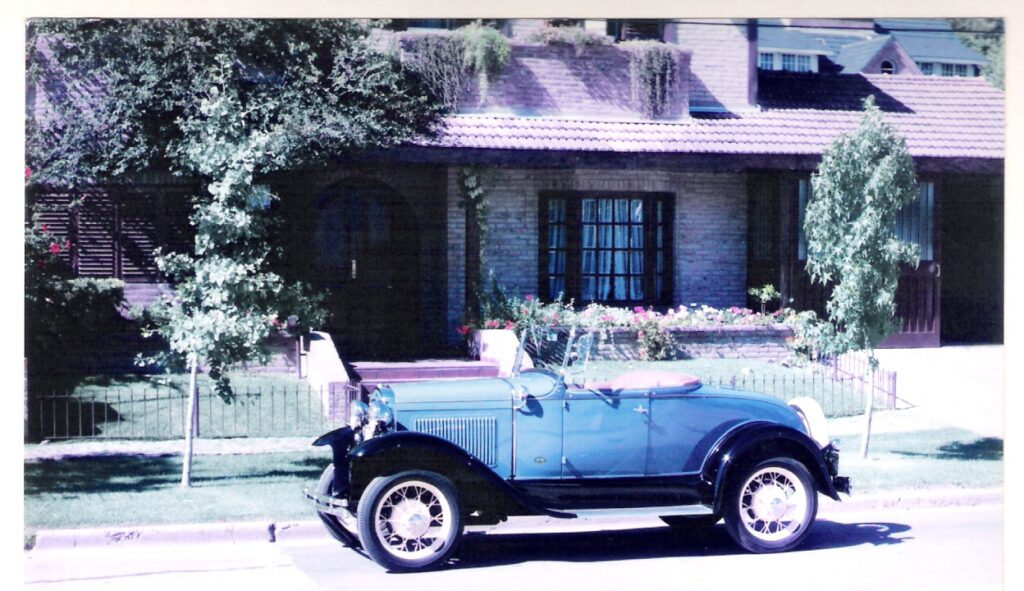Nuestro Ford A terminado frente a nuestra casa de la Calle Arias