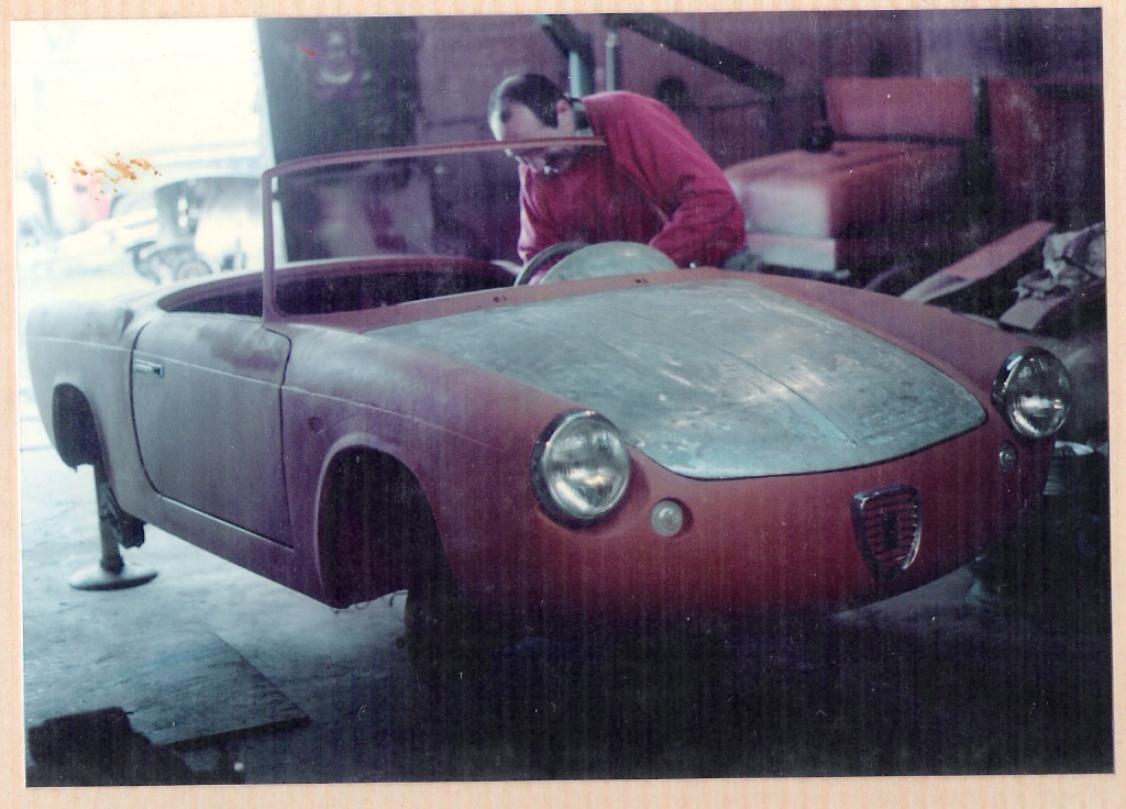 Nuestro amigo Coco Chiappe restaurando el Abarth Fiat