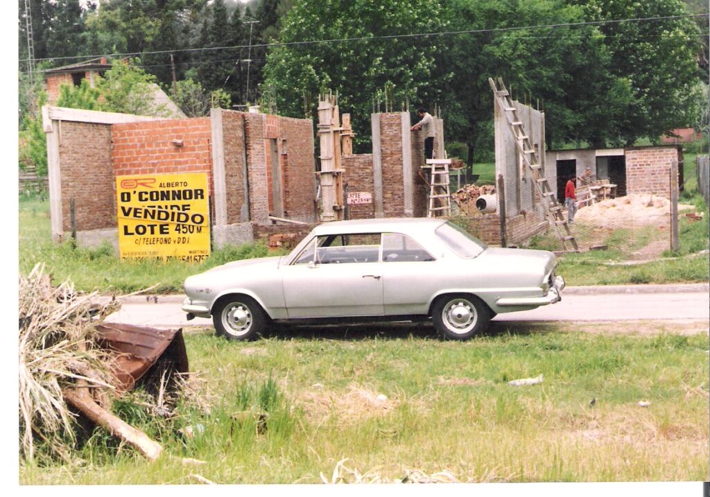 Nuestro Torino Grabofón frente a nuestra casa en construcción en la calle Arias.