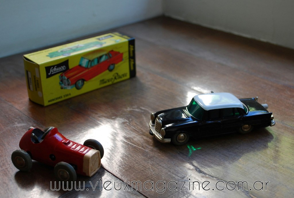 Un Midget Racer con nariz de goma  para que “no dañe” los muebles y un Mercedes 220 S en escala 1:43 también con goma en el paragolpes. Ambos con freno y dirección por tornillo de precisión.