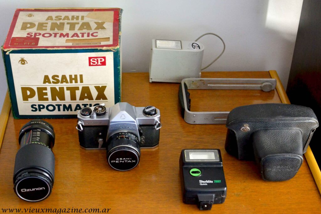 La cámara con sus accesorios y caja original.