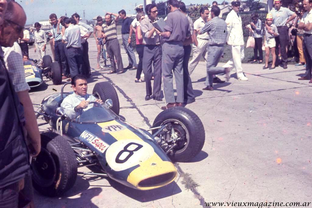 Enero de 1967, Carrera de Fórmula 3. Lotus en la entrada de la Base Naval Mar del Plata.