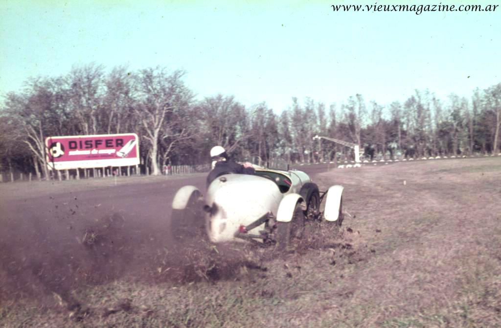 Michael Dellepiane con su Gardner en el circuito de Lobos.