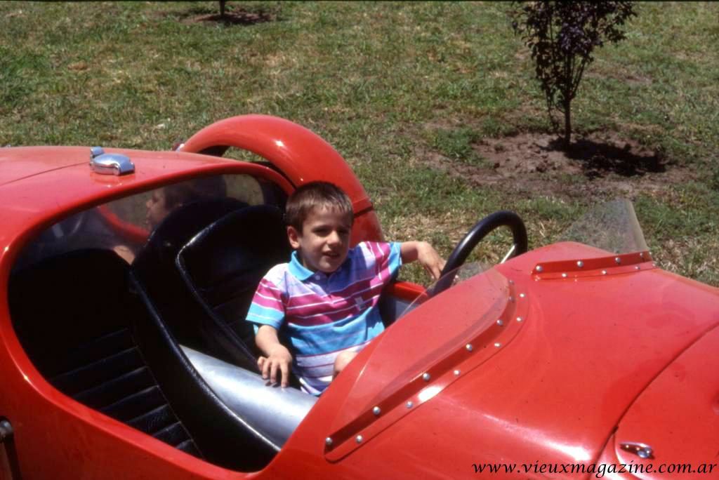Quien escribe. De niño siendo fotografiado en una Maserati por la Spotmatic de Enrique Escobar Tonazzi.